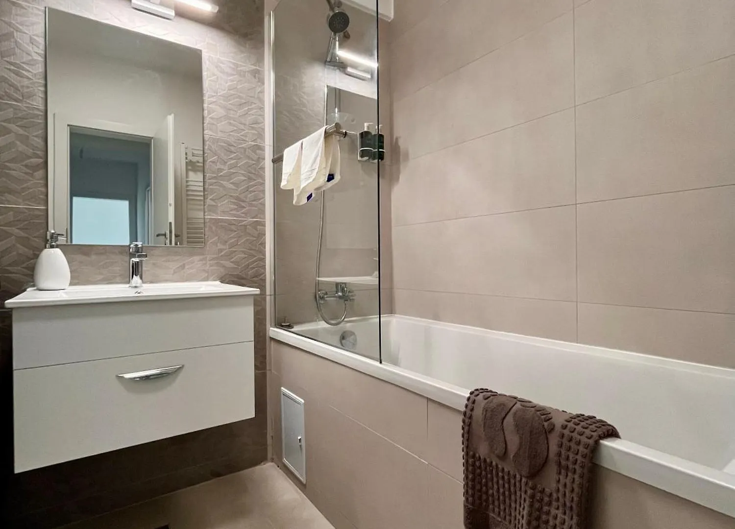 The Butterfly Suite, Near Arenele Romane & Constitution Square Bükreş Daire